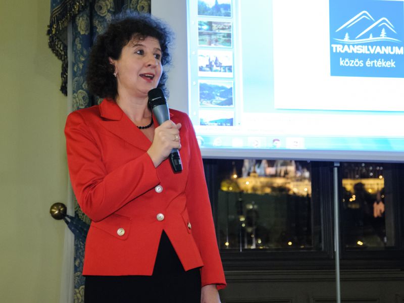 transilvanum-alapitoest4.jpg